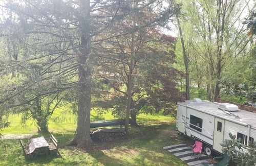 Kemblesville House | Cozy creekside retreat nestled in the SEPA wine region.