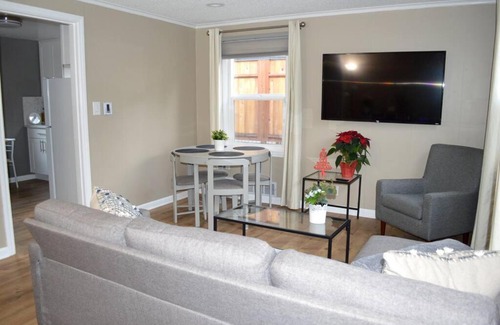 Crown Hill Apartment | Cozy Crown Hill Carkeek Cottage w/3 Beds, Full Kitchen & Backyard in North Seattle