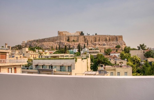 Makrigianni Apartment | Cozy Deck Roof Apt at the Foothills of Acropolis