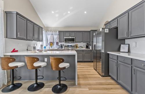 Dave Brown Autumn Hills House | Cozy Desert Escape - Fire Pit - Pool - Fast WiFi