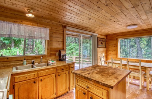 Leavenworth Cabin | Cozy, dog-friendly cabin w/a great deck, partial lake views, & beach access