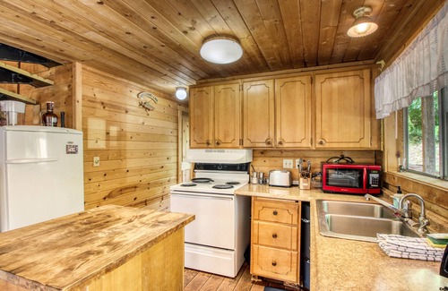 Leavenworth Cabin | Cozy, dog-friendly cabin w/a great deck, partial lake views, & beach access