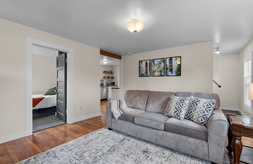 Redmond House | Cozy Downtown Redmond Cottagenn