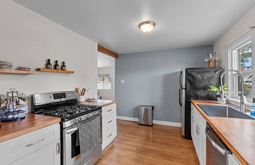 Redmond House | Cozy Downtown Redmond Cottagenn