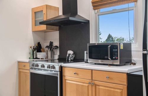 Dundee-Happy Hollow Historic District Apartment | Cozy Dundee Loft, Near Dining & City Attractions!