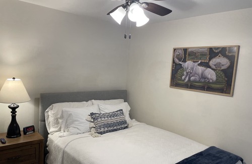 Washington Condo | Cozy East Side Condo in Washington close to City Park and Hospital