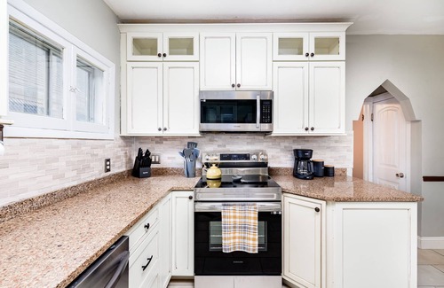 The Hill House | Cozy Family Cottage - Historic Top of "The Hill"