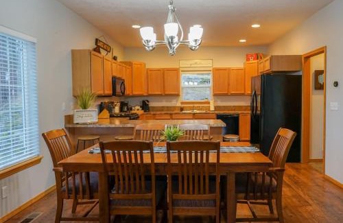 Post Falls House | Cozy family home 2 blocks to river