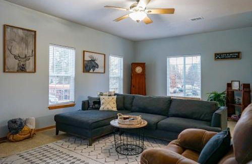Post Falls House | Cozy family home 2 blocks to river