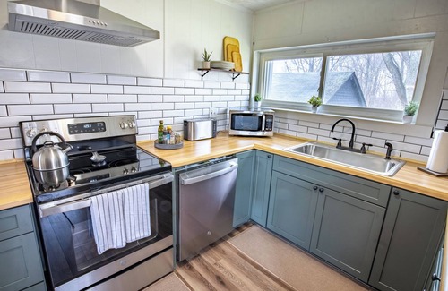 Hico Cottage | Cozy Farmhouse Gem! - 8 min to NRG! Hot Tub/EV Charger