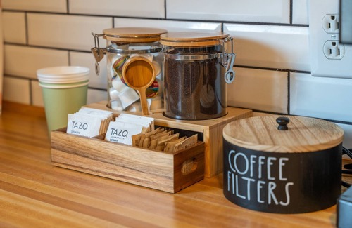 Hico Cottage | Cozy Farmhouse Gem! - 8 min to NRG! Hot Tub/EV Charger