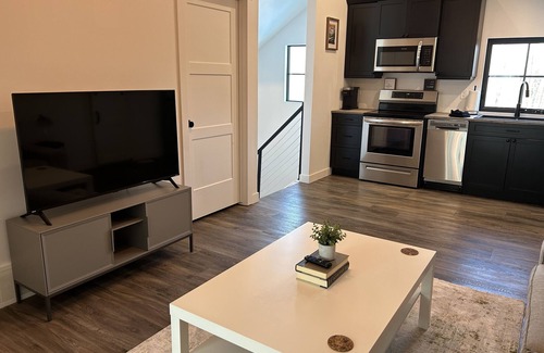 Parkland County House | Cozy farmhouse style loft with lake access!