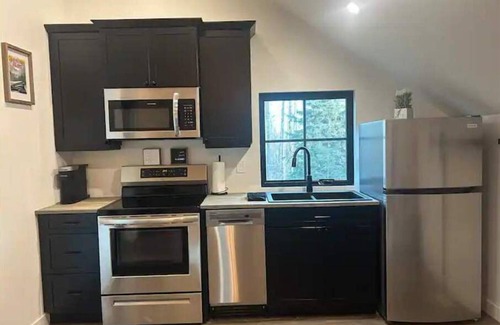 Parkland County House | Cozy farmhouse style loft with lake access!