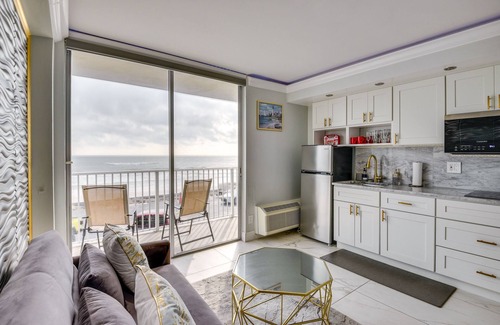 Bostwick Park Apartment | Cozy Florida Getaway w/Pool Access & Ocean Views!