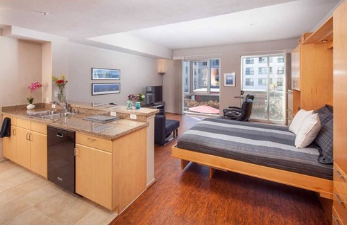 Pacific Terrace Apartment | Cozy Gaslamp Studio with Pool