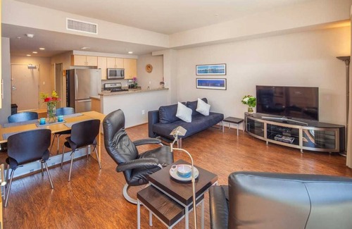 Pacific Terrace Apartment | Cozy Gaslamp Studio with Pool