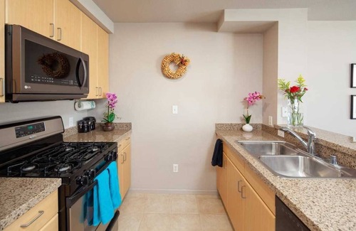 Pacific Terrace Apartment | Cozy Gaslamp Studio with Pool