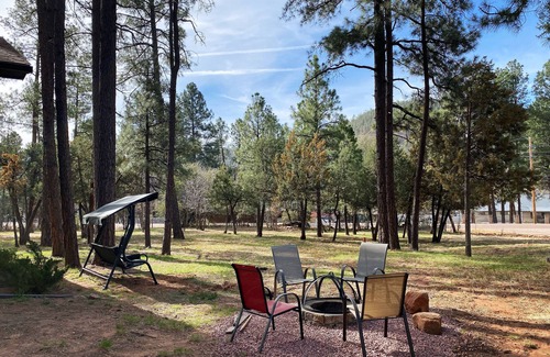 Strawberry House | Cozy Getaway near historic schoolhouse