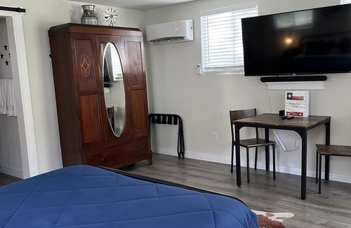 Wyldwood House | Cozy Guesthouse right outside Austin, TX Near COTA