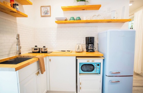 Little Haiti Cottage | Cozy Guesthouse w/Free Parking less than 15mins from the beach!