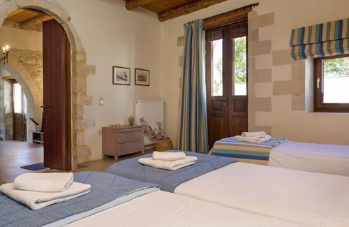 Maheri House | Cozy holiday home with pool and whirlpool in Maheri