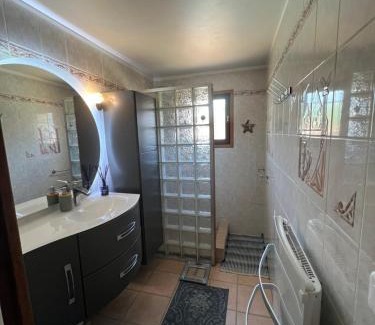 Crest Villa | Cozy Home by the river in a historic setting
