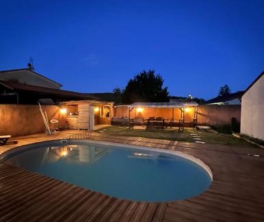 Crest Villa | Cozy Home by the river in a historic setting