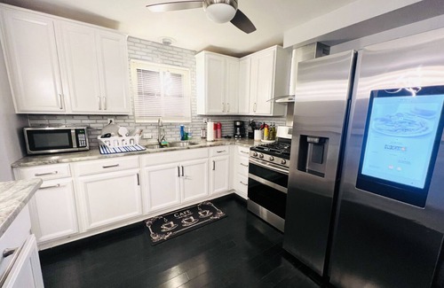 Pittsburgh House | Cozy home close to UPMC/CMU/UPITT/DUQSNE/CARLW Minutes from everything w/Parking