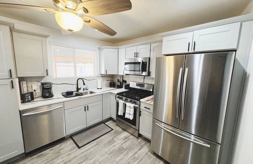 Dupont House | Cozy Home Games+BBQ|Min to Downtown Den & Boulder!