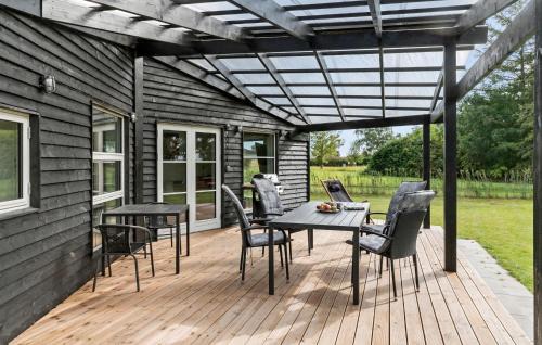 Bog By House | Cozy Home In Bogø By With Wifi