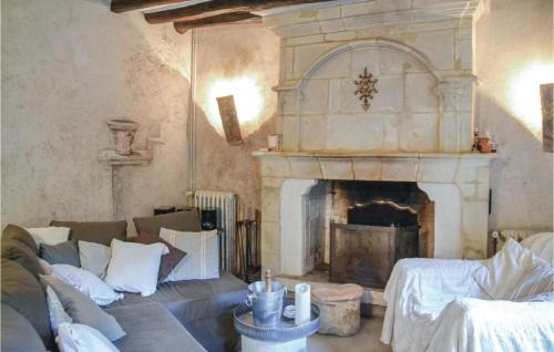Gennes House | Cozy Home In Gennes With Kitchen
