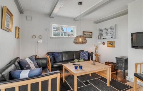 Bønnerup Strand House | Cozy Home In Glesborg With Wifi
