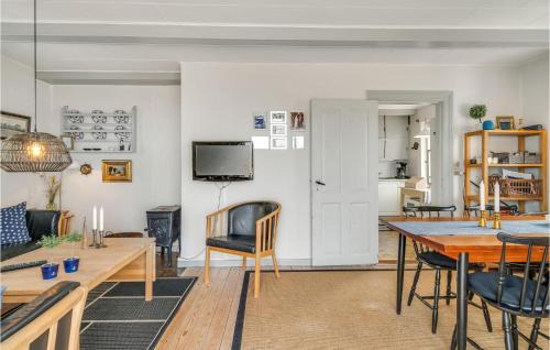 Bønnerup Strand House | Cozy Home In Glesborg With Wifi
