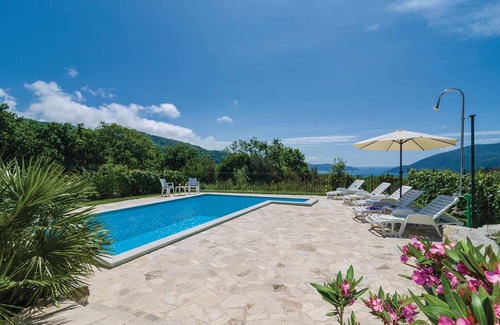 Mojdez House | Cozy home in Igalo with WiFi