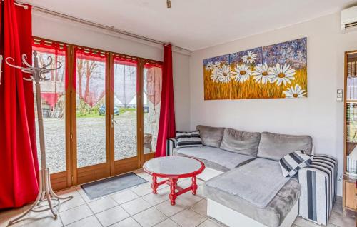 Scorbe-Clairvaux House | Cozy Home In Scorbé-Clairvaux With Wifi