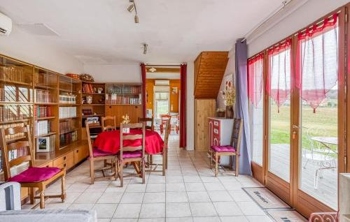 Scorbe-Clairvaux House | Cozy Home In Scorbé-Clairvaux With Wifi