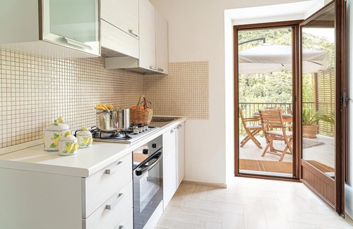Torraca House | Cozy home in Torraca with WiFi