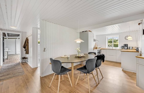Sønder Nissum House | Cozy home in Ulfborg with kitchen