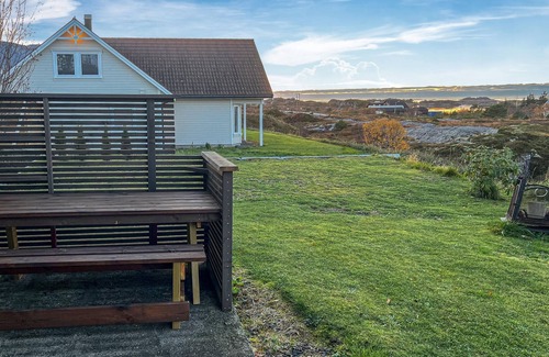 Gjengstoa House | Cozy home in Vevang with sauna