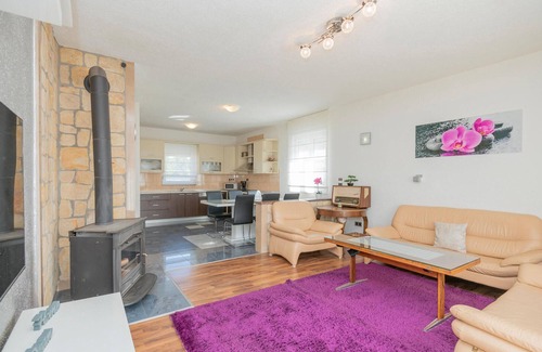 Imotski House | Cozy home in Vinjani Gornji with WiFi