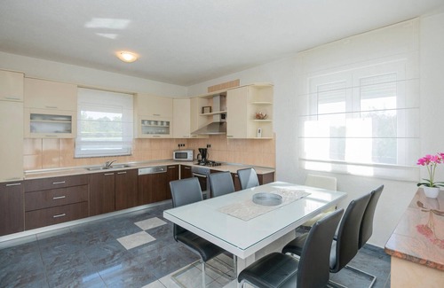 Imotski House | Cozy home in Vinjani Gornji with WiFi