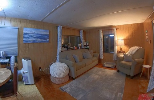 Usk House | Cozy home, steps from the lake in peaceful Usk with AC, WiFi, easy/free parking