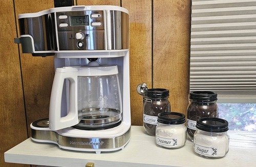 Usk House | Cozy home, steps from the lake in peaceful Usk with AC, WiFi, easy/free parking