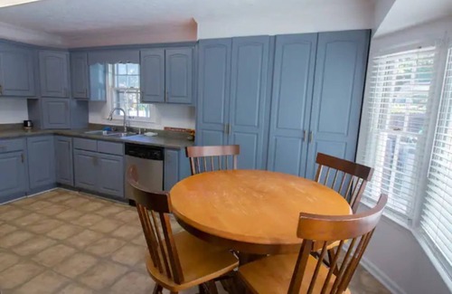 Austell House | Cozy Home with Pool Near Atlanta, Six Flags, Truist Park and Airportn