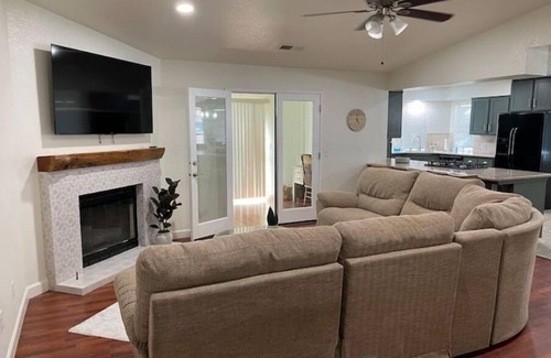 Porterville House | Cozy Home With Sunroom