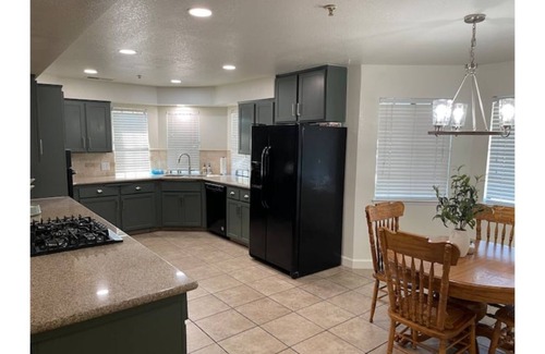 Porterville House | Cozy Home With Sunroom