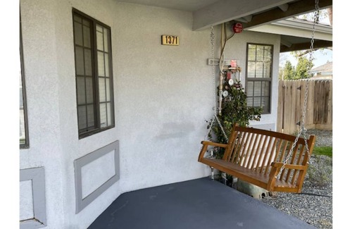 Porterville House | Cozy Home With Sunroom