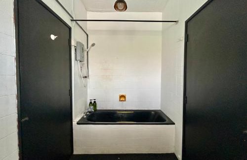 SS 2 Apartment | Cozy Homestay King Bed withBalcony in Shared Bungalow SS2 PJ