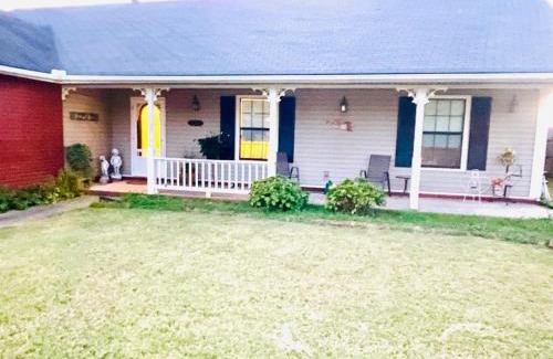 Springdale House | Cozy house centrally located close to everything in NWA