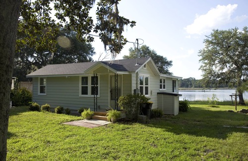 Northside House | Cozy house on the river, enjoy the view or fish right off the river bank
